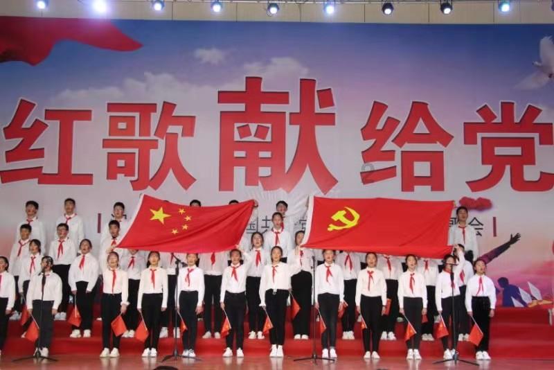 丈母娘住在女儿的公婆给女儿女婿全款买的房子里养老合适吗？丈母娘有退休金，还有儿子，给儿子花钱多游戏画面